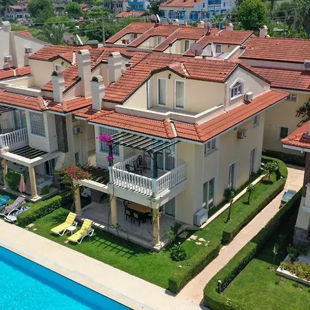 Seaside Residence, Villa Guel, Denize Sifir, 3 Yatak Odali , 6 Kisilik ,Triplex Site Icerisinde Havuzlu Villa *